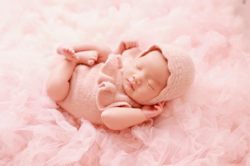 江门宝宝吃手是饿了吗